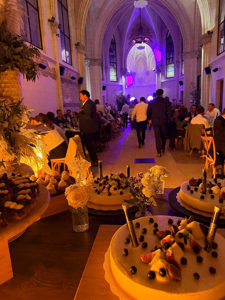 Buffet de desserts lors d'un dîner sous les voûtes de la Chapelle Joyeuse