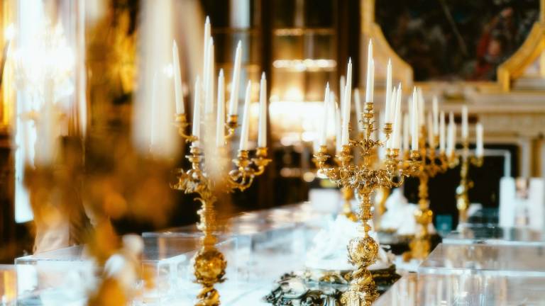 Table de réception aux chandelles dorées