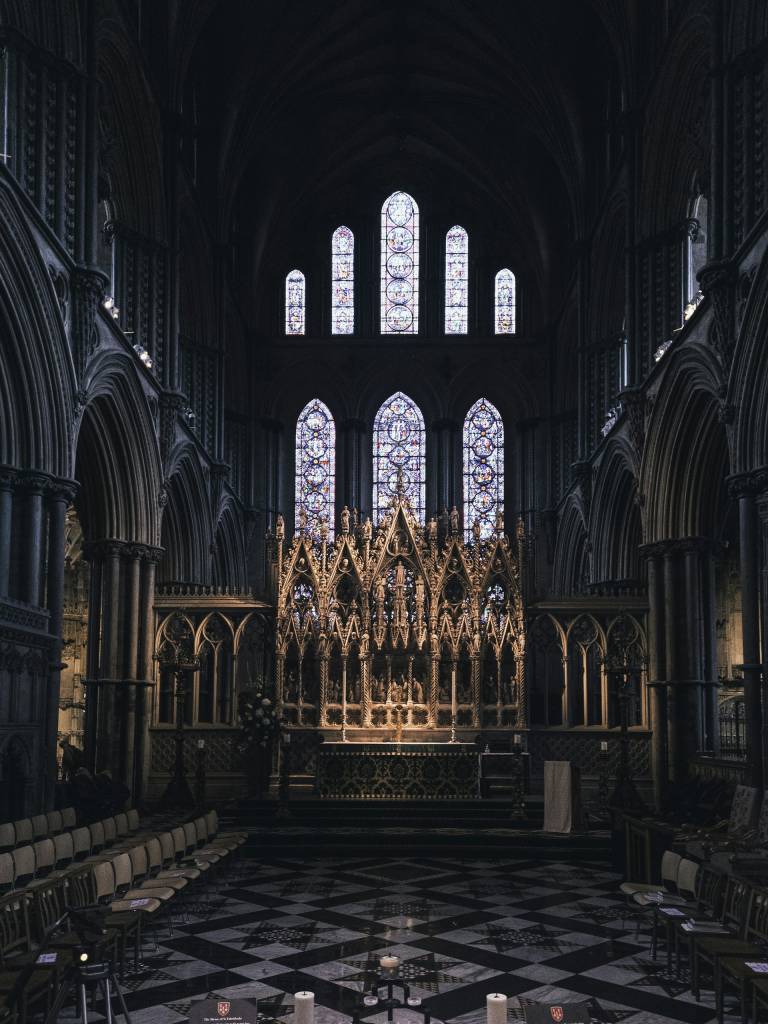 Intérieur d'une chapelle gothique avec vitraux