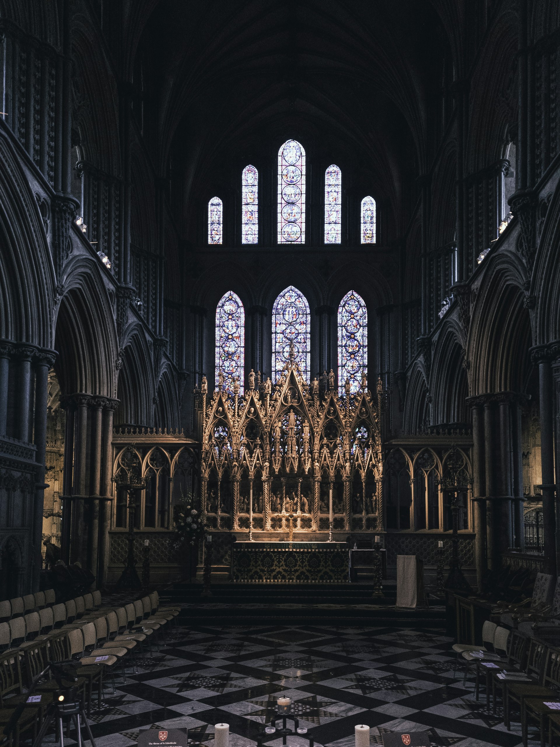 Intérieur d'une chapelle gothique avec vitraux