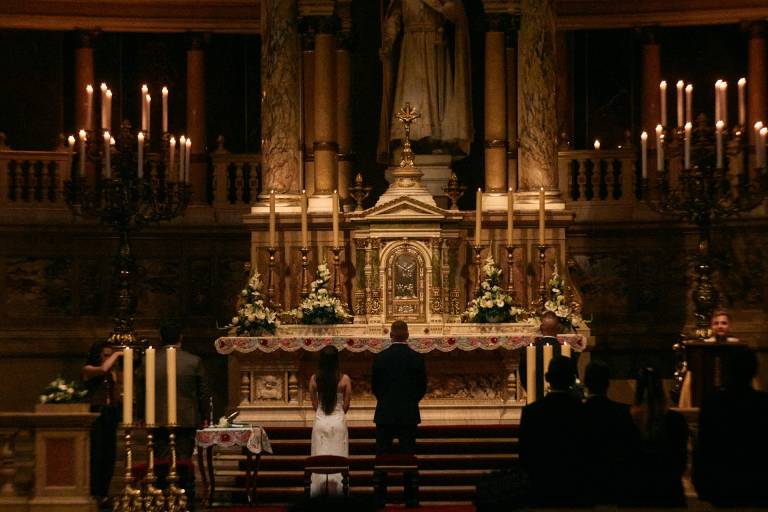 Couple de mariés devant l'autel d'une chapelle