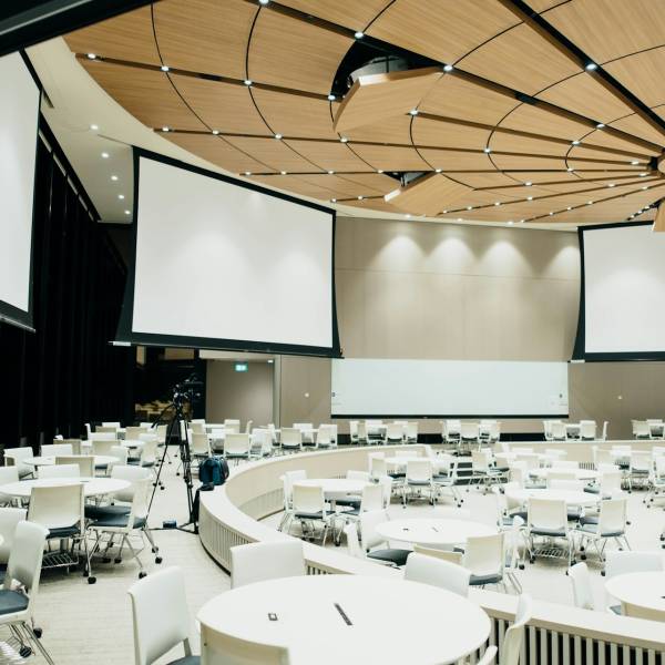 Salle de réception élégante avec tables rondes