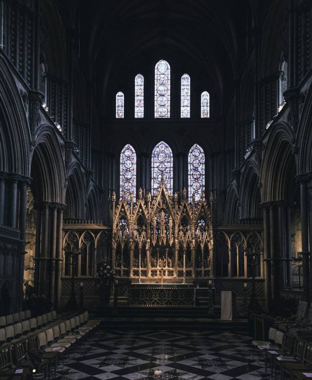Intérieur d'une chapelle gothique avec vitraux