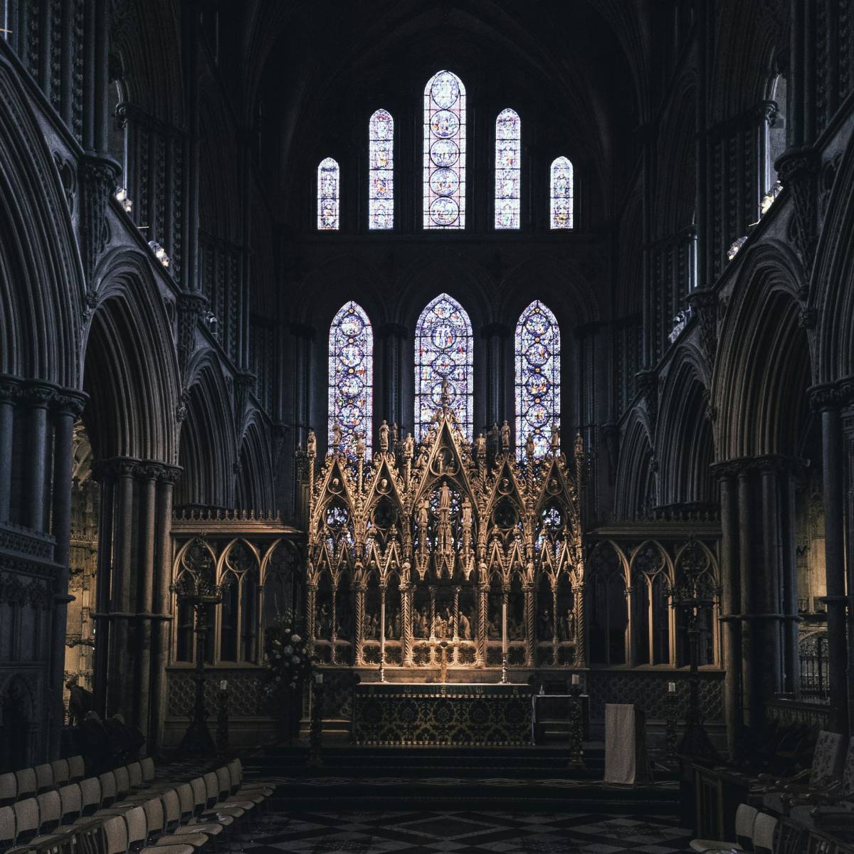 Intérieur d'une chapelle gothique avec vitraux