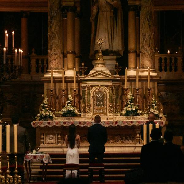 Couple de mariés devant l'autel d'une chapelle